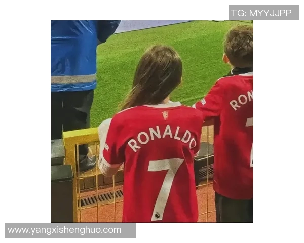 足球明星亲密互动瞬间男生头像分享展现友谊与激情